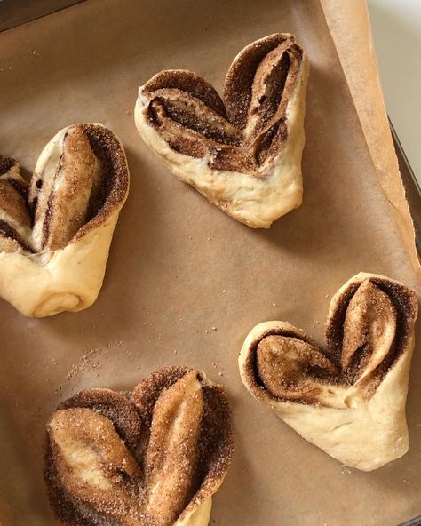 Heart Shaped Baking Ideas, Adorable Backgrounds, Shaped Cinnamon Rolls, Heart Shaped Cinnamon Rolls, Bd Gift, Valentines Aesthetic, Bakery Foods, Food Aesthetics, Chocolate Factory