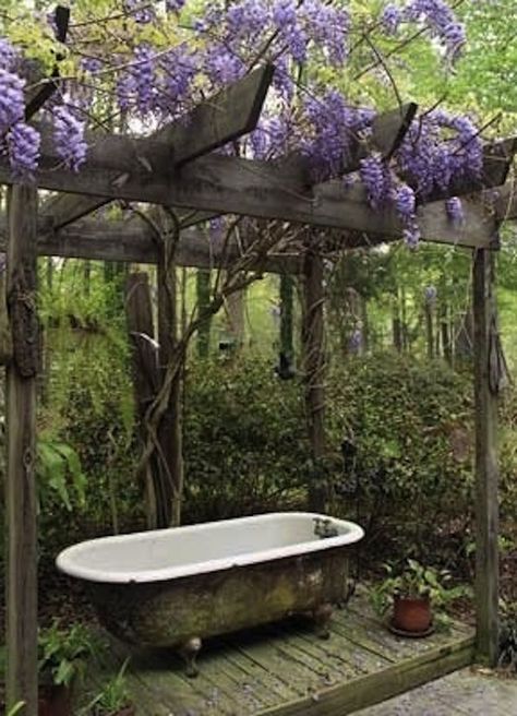 Old Bathtub, Outdoor Bathtub, Outdoor Bathroom Design, Outdoor Tub, Outdoor Baths, Outdoor Bath, Deco Nature, Outdoor Spa, Outdoor Bathrooms