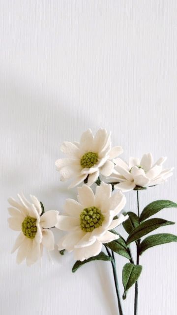 White Felt Flowers, Felt Ball Crafts, Felt Flowers Patterns, Felt Flower Tutorial, Felt Flower Bouquet, Felt Flowers Diy, Paper Daisy, Felt Crafts Christmas, Handmade Flowers Paper