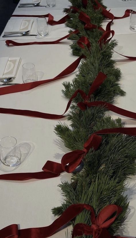 Xmas Dinner, Christmas Dinner Party, Christmas Interiors, Christmas Inspo, Christmas Dining, Christmas Table Settings, Christmas Mood, Decorations Christmas, Elegant Christmas