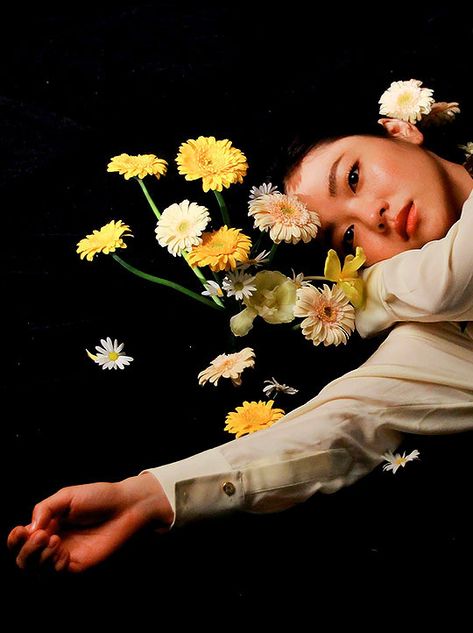 Flower Photoshoot, Photographie Portrait Inspiration, 사진 촬영 포즈, Photoshoot Themes, Foto Art, Photo Projects, Creative Portraits, Pose Reference Photo, Portrait Inspiration