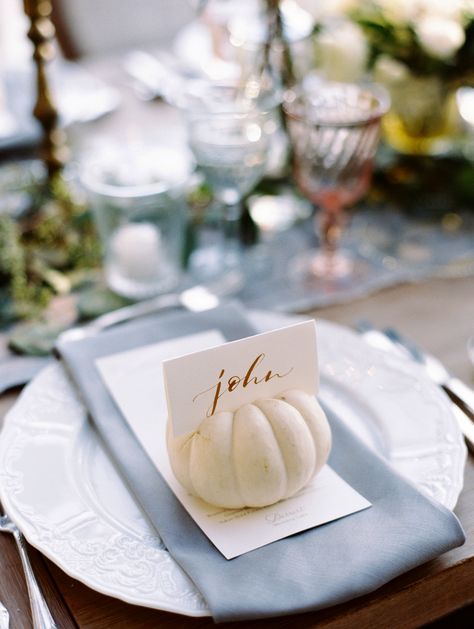 Autumnal Tablescape, Creative Place Cards Wedding, Pumpkin Tablescape, Rustic Napkins, Pumpkin Wedding, Edible Wedding Favors, Pretty Pumpkins, Wedding Details Card, Seating Cards