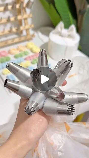 刘颖颖 on Instagram: "Check out this video to see how a few of my favorite piping tips perform!

#birthdaycake #dessert#cake#customcake #cakedecorating#cakedesign#style#bread#creativecake#foodexploration#pearlcake#freshandsimple#party#heartcake#fancycake#prettycakes#cakesofinstagram#eggfreecake#foodie#cakestagram#redvelvetcake#buttercreamcake #cookies #weddingcake #bread #wedding" Cake Piping Techniques, Dark Chocolate Cake Recipes, Cake Decorating Tutorials Videos, Brownie Desserts Recipes, Frosting Techniques, Cupcake Decorating Tips, Cake Decorating Icing, Cake Piping, Buttercream Cake Decorating