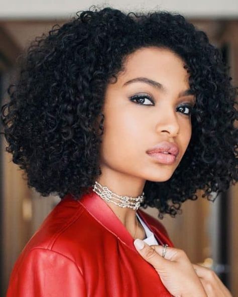 15 Perfect Middle Part Bob Hairstyles (Weaves, Sew-Ins, etc..) Brazilian Curly Hair, Curly Weave Hairstyles, Hair Weaving, Pelo Afro, Black Curly Hair, Black Hairstyles, American Woman, African Hairstyles, Natural Hairstyles