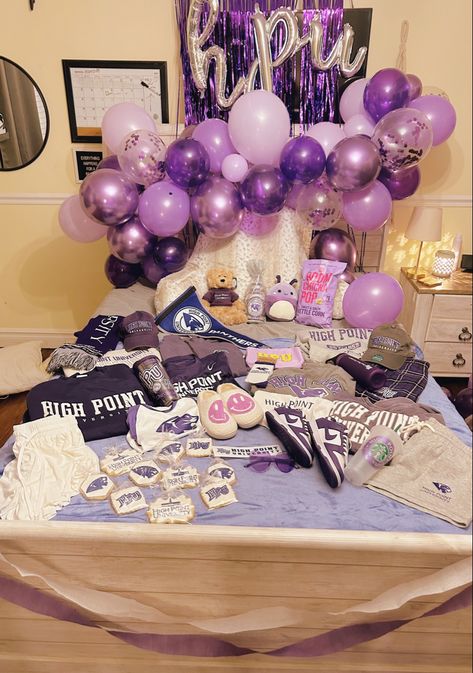 Bed Party Ideas College, Senior College Acceptance Wall, High Point University Aesthetic, Yale Bed Party, College Decision Bed Decorating, Bed Party College, Bed Party College Lsu, College Bed Party, College Acceptance Bed Party