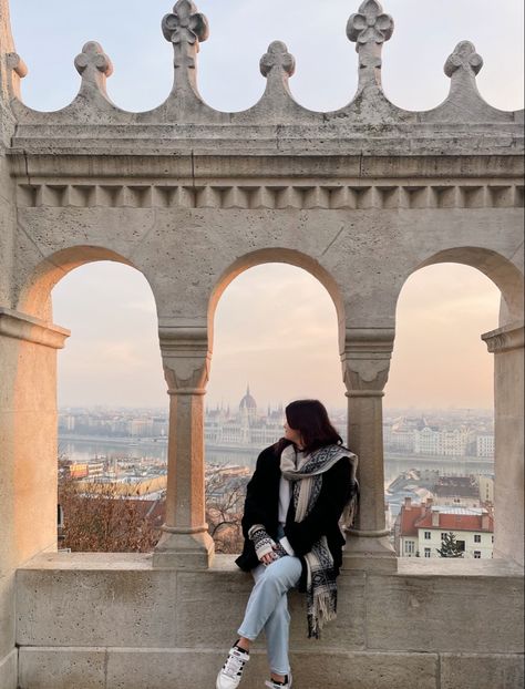 Budapest November Outfit, Study Abroad Netherlands, Budapest Aesthetic Outfit, Budapest Outfit, Budapest Photo Ideas, Study Abroad Outfits, Budapest Style, Budapest Summer, Budapest Skyline