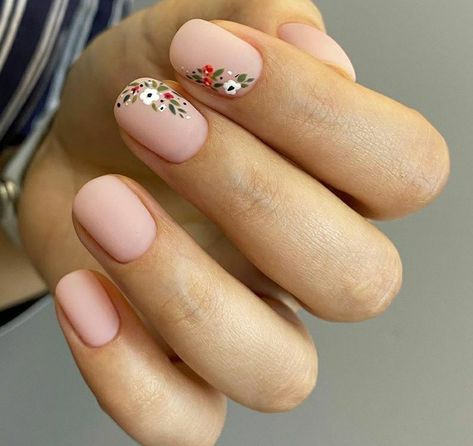 Floral Nail Tips, Minimalist Floral Nails, Floral Nail Designs Spring, Floral Accent Nails, Flower Nails Wedding, Wildflower Nail Art, Neutral Floral Nails, Dainty Flower Nails, Dainty Nail Designs