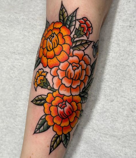 Marigold Memorial Tattoo, Neo Traditional Marigold Tattoo, American Traditional Marigold Tattoo, Merigold Aesthetic Flower Tattoo, Marigold And Rose Tattoo, Traditional Marigold Tattoo, Mum Flowers Tattoo, Color Flower Tattoo, Marigold Flower Tattoo