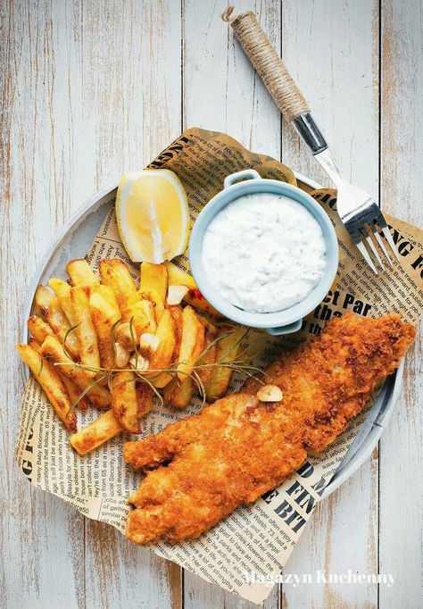 Fish And Fries, Tartare Sauce, Fish N Chips, Pub Food, Baked Chips, Fried Fish, Fish And Chips, Food Presentation, Cafe Food