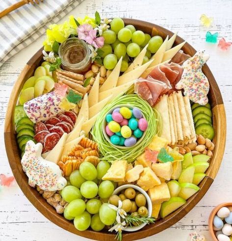 Easter Buffet Ideas Food Dinner, Easter Charcuterie Cups, Easter Charcuterie Board Ideas, Aesthetic Treats, Easter Charcuterie Board, Easter Charcuterie, Easter Fruit, Bunny Bread, Creative Easter Baskets