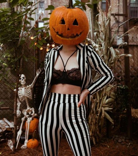 Summerween Aesthetic Outfits, Goth Halloween Costume Ideas, Goth Pumpkin, Halloween Inspired Outfits, Halloween Fashion Outfits, Halloween Shoot, October Outfits, Halloween Photography, Halloween Tattoo