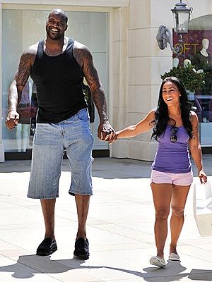 Shaquille O'Neal Towers Over 5' 2" Girlfriend Tall Boyfriend Short Girlfriend, Short Girlfriend, Tall Boyfriend, Giant People, Biracial Couples, Zack Fair, Lucky Ladies, Shaquille O'neal, Girl Problems