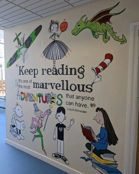 School Library Posters, Library Murals, Painted Wall Murals, School Library Book Displays, Display Boards For School, School Library Decor, Reading School, Books Science, Reading Display