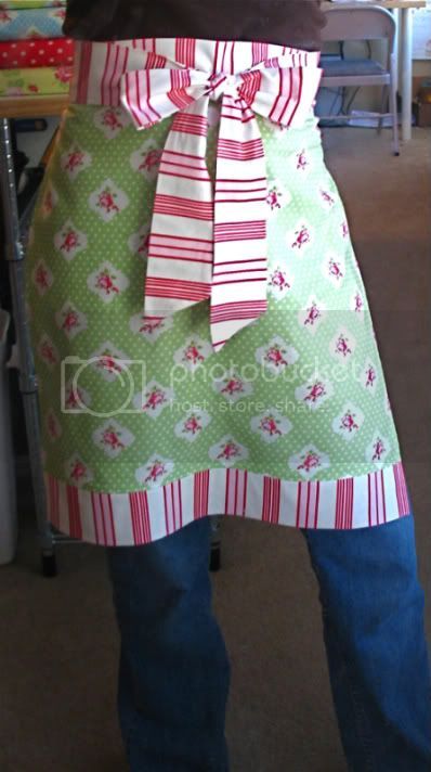 Your Christmas gift from me...an apron in an hour! - Stop staring and start sewing! Pillow Cases Tutorials, Holiday Hand Towels, Apron Tutorial, Apron Patterns, Apron Ideas, Christmas Aprons, Sewing Aprons, Cute Aprons, Costura Diy