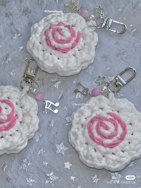 Crochet School Ideas, Things To Crochet With Granny Squares, Narutomaki Crochet, Crochet Accessories Aesthetic, Cute Crochet Charms, Cute Crochet Keychain Ideas, Cute Crochet Ideas Aesthetic, Aesthetic Crochet Ideas, Easy Crochet Keychain