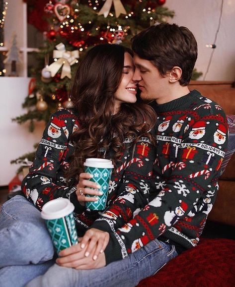 Christmas Outfit Ideas For Couples, Couple Cristhmas Photoshoot, Couples Christmas Pajamas Photoshoot, Couple Christmas Pj Pictures, Couples Christmas Photoshoot Pajamas, Couple Christmas Card Photo Ideas, Outfits Cena, Matching Christmas Sweaters Couples, Christmas Cupple Photos