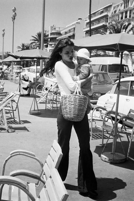 Jane Birkin Style, Pregnant Outfit, Charlotte Gainsbourg, Serge Gainsbourg, Stylish Mom, Fashion Articles, Jane Birkin, French Chic, Kate Moss