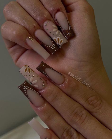 Cute Fall Nail Ideas Square, Square Acrylic Nails Mexican, Simple Brown Nails Design, Cute Square Fall Nails, Thanksgiving Nail Art Short Nails, Nail Inspo Mexican, Simple Mexican Nails, Thanksgiving Nail Inspiration, Nail Inspo For Mexico