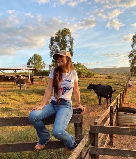 Country Girl Instagram, Vaqueras Aesthetic, Rancho Aesthetic, Country Poses, Cowgirl Photoshoot, Foto Cowgirl, Cowgirl Style Outfits, Outfits For Mexico