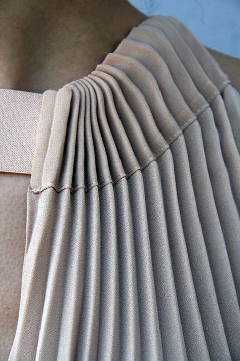 16 best pleats images on Pinterest | Fashion details, Issey miyake ... Detail Couture, Sculptural Fashion, Textiles Techniques, Gareth Pugh, Textile Texture, Couture Details, Clothing Details, Pleated Fabric, Textiles Fashion