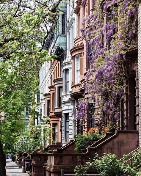 New York Noel, Nyc Brownstone, Upper West Side Nyc, New York Brownstone, Pretty Buildings, Upper West Side Apartment, Spring In New York, New York Aesthetic, Restaurant New York