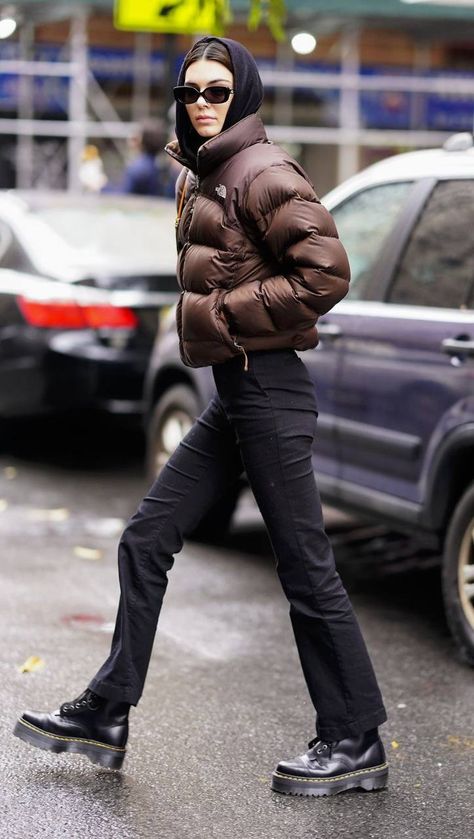 Kendall Jenner Cold Outfits, Kendall Jenner North Face Jacket, Kendall Jenner North Face, Kendall Jenner Style Winter, Kendall Jenner Winter, Kendall Jenner Outfits Winter, Kendall Jenner Winter Outfits, Padding Fashion, Stile Kendall Jenner