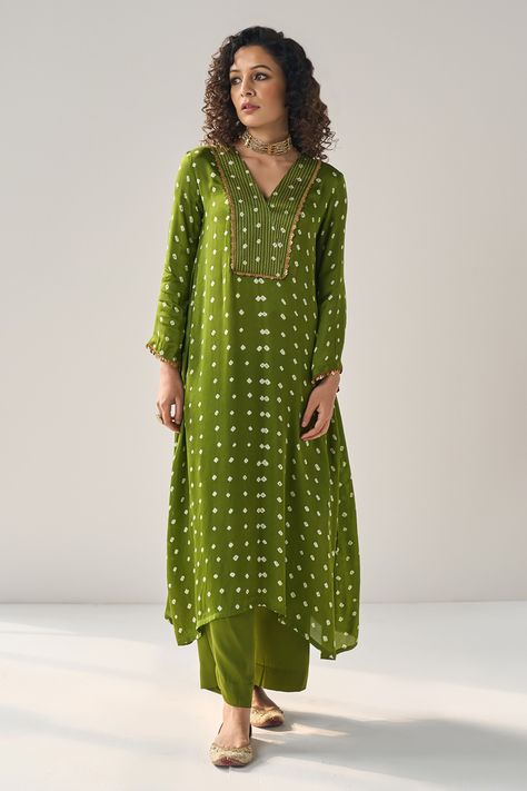 Shop for these amazing collections of Green Modal Silk Tie-dye Bandhani V-neck Willow Pattern Kurta With Pant For Women by Label Mansi Nagdev online at Aza Fashions. Bandhini Kurta Designs, Tie Dye Kurta Designs Women, Badhani Kurtis Design Latest, Bandhani Suits Design Salwar Kameez, Green Bandhani Dress, Bandhani Dress Salwar Kameez, Bandhani Kurti Designs, Cotton Bandhani Dress Pattern, Bandhini Dress Patterns