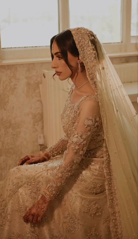 Modern Pakistani Wedding Dress, Desi White Wedding Dress, Nikkah Bride Hairstyle, Walima Hairstyles Brides, Nikkah Hairstyles Brides, Desi Bride Hair, White Pakistani Bridal Dress, Desi Bridal Hair, Nikkah Hairstyles