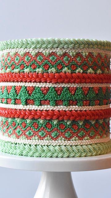 Sweater Piping Cake, Christmas Fault Line Cake, Christmas Pinata Cake, Ugly Sweater Cake Ideas, Christmas Cake Designs Buttercream, Christmas Sheet Cake, Christmas Sweater Cake, Ugly Christmas Sweater Cake, Ugly Sweater Cake