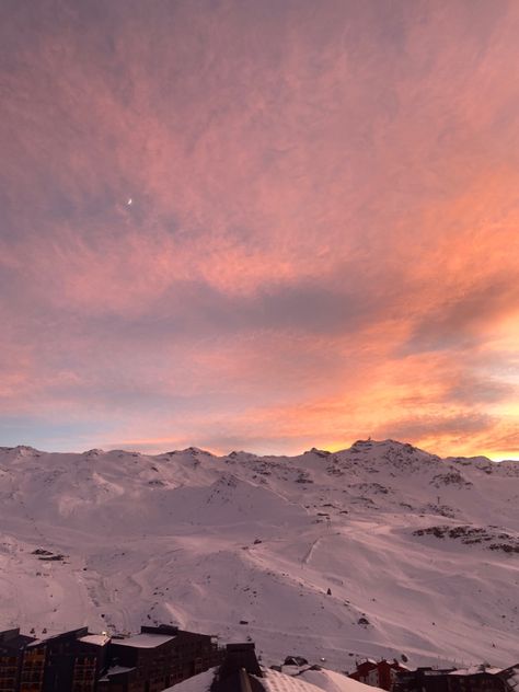 val thorens skiing french alps christmas ski pics Val Thorens Aesthetic, Val Thorens Ski, French Alps Winter, Alps Christmas, Snowboarding Tips, Winter Sunsets, Alps Skiing, Ski Pics, Skiing Aesthetic