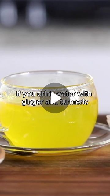 Ginger Tumeric Tea, Ginger Tumeric, Recipe Cucumber, Healthier Me, Simple Detox, Green Smoothie Diet, Easy Juice Recipes, Drinks Healthy, Detox Body