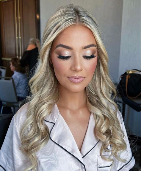 Wedding Day Makeup Fair Skin, Plus Size Bridal Makeup, Bridesmaid 2023, Carrie Underwood Hairstyles, Wedding Makeup Blonde, Trucco Glam, Bridal Makeup For Blondes, Glam Bride Makeup, Wedding Makeup For Blue Eyes