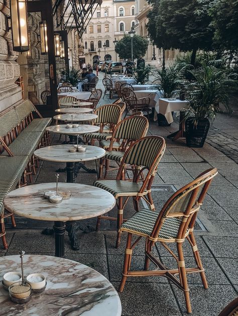 Bakery Outdoor Seating, Bistro Cafe Ideas, Outdoor French Cafe, French Inspired Coffee Shop, Paris Bistro Aesthetic, French Restaurant Exterior, European Coffee Shop Aesthetic, French Bistro Aesthetic, European Cafe Aesthetic