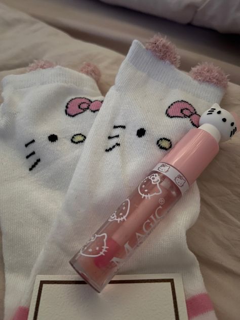 Images Hello Kitty, Hello Kitty Gifts, Hello Kitty Makeup, Hello Kitty Rooms, Kitty Clothes, Hello Kitty Clothes, Hello Kitty Aesthetic, Hello Kitty Accessories, Hello Kit