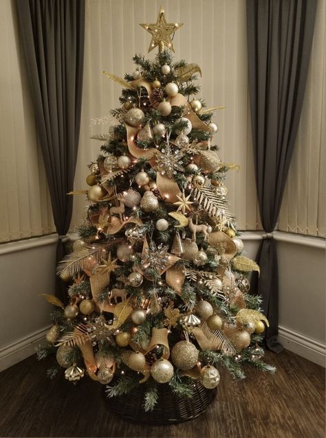 Christmas Tree Inspiration Gold, Champagne Christmas Tree, Luxury Event Decor, Instagram Event, Gold Christmas Tree Decorations, Flocked Christmas Tree, Trousseau Packing, Gold Decorations, Christmas Tree Inspiration