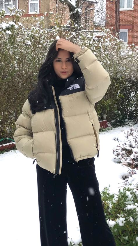 North Face Puffer Jacket Aesthetic, Northface Jacket Outfits, Northface Jacket Outfit, Northface Jacket Women, Northface Puffer Coat, Puffer Jacket Aesthetic, Puffer Fashion, North Face Gilet, Doudoune The North Face