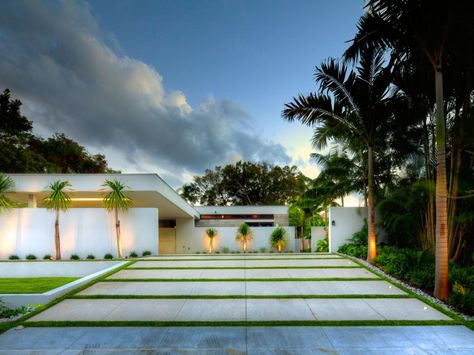 Try one of these ideas for refreshing your driveway's foundation or enhancing a new entryway. Cantilever Architecture, Grass Driveway, Modern Driveway, Driveway Design, Driveway Landscaping, Modern Landscape Design, Concrete Driveways, Casa Exterior, Landscape Plans