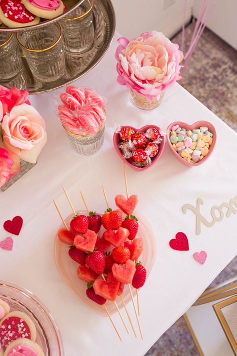 Valentines Theme Party, Valentines Tea Party, Valentines Party Food, Galentines Day Ideas, Valentines Brunch, Valentines Birthday Party, Day Party Ideas, Valentine Tea, Valentines Party Decor