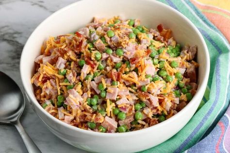 This ham pea salad recipe is a simple spring recipe using peas, ham, and bacon. Try this classic pea salad with ranch dressing today. Ham Salad Recipe, Green Pea Salad, Gluten Free Ham, Ham Salad Recipes, Pea Salad Recipes, Southern Potato Salad, Creamy Peas, Spring Recipe, Spring Peas