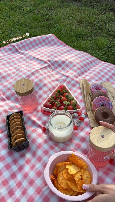 Picnic Date Outfits, Picnic Date Food, Picnic Pictures, Picnic Planning, Picnic Activities, Aesthetic Picnic, Fall Picnic, Picnic Inspiration, Sleepover Food