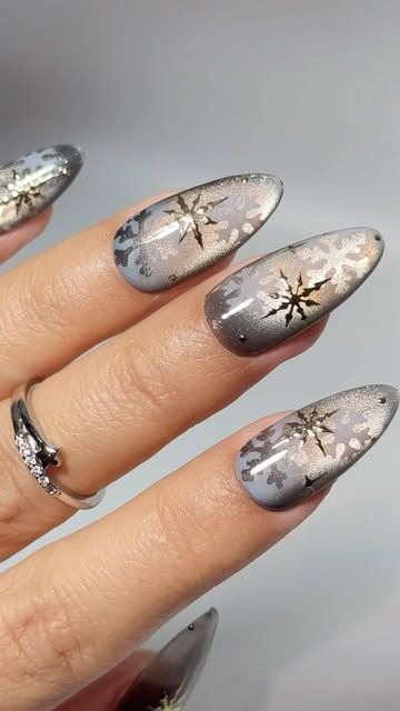 Cat Eye Nails With Snowflakes, New Years Cateye Nails, Nail Tech Nails, Tech Nails, Nail Chrome, Cat Eye Nail, Snowflake Nail, Gel Paint, Matte Top Coat