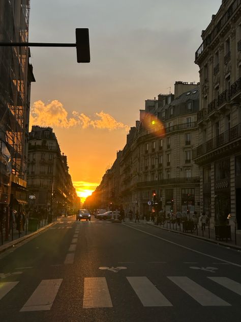 #sunset #sunsetlovers #sunshine #paris #parisian Sunset Paris, Paris Sunset, French City, Parisian Life, Paris Aesthetic, Bossa Nova, City Aesthetic, Layout, Paris