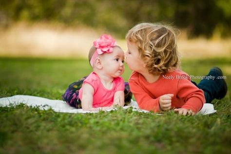 Sibling Photo Ideas, Sibling Pics, Siblings Photography, Sibling Photo Shoots, Month Pictures, Sibling Pictures, Sister Photography, Sibling Poses, Trendy Photography