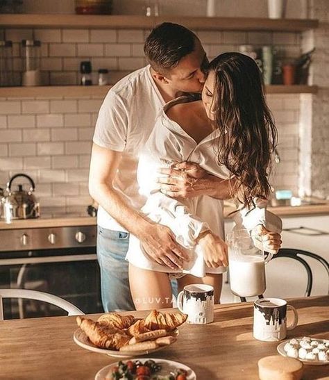 Couple Romance, Bon Weekend, People Eating, Relationship Goals Pictures, Kissing Couples, Sweet Couple, Couples In Love, Couple Shoot, Love Couple