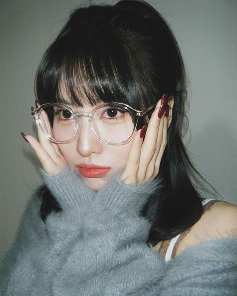 모모 (MOMO) (@momo) • Fotos y vídeos de Instagram Momo Twice, Sana Momo, Dara Kpop, Twice Kpop, Hirai Momo, I Got You, What Is Love, Instagram Update, South Korean Girls