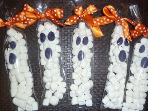 Ghost Snacks, Ghost Treats, Pretzel Bags, Dessert Halloween, Halloween School Treats, Adornos Halloween, Halloween Goodies, Halloween Snacks, Theme Halloween