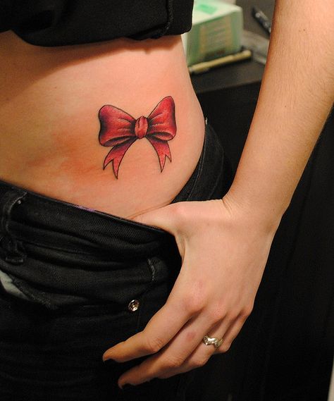 Red Bow Tattoo, Pink Bow Tattoos, Personal Tattoos, Tattoo Sonne, Tattoo Lace, Bow Tattoo Designs, Tattoos Creative, Garter Tattoo, Anklet Tattoos