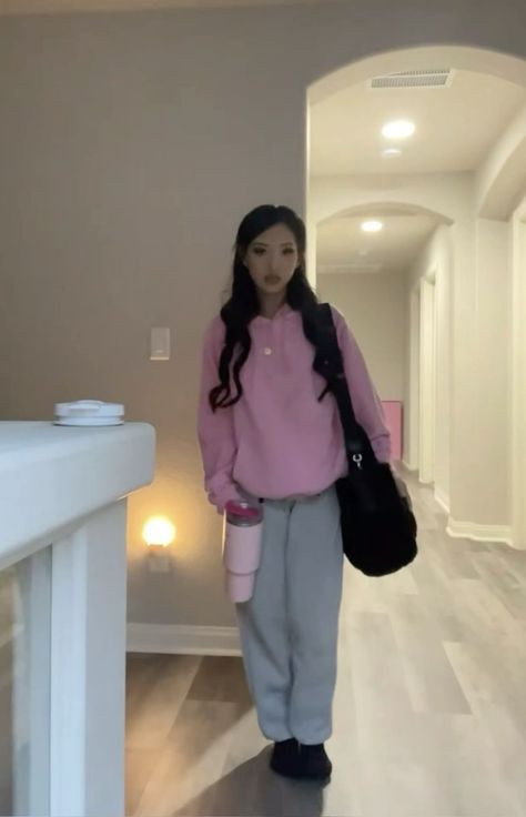 Lazy Basic Outfit, Outfits W Black Sweatpants, Ootd Picture Ideas Instagram, Pink Hoddies Outfits Ideas, Lazy But Cute Outfit Schools, Simple School Outfit Ideas, Pink Fits Aesthetic, Movie Outfit Ideas Comfy, Pijama Day At School Outfits