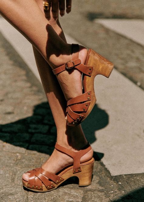 Isabelle Clogs - Smooth Camel - Bovine leather - Sézane Summer Heels Outfit, Casual Heels Outfit, Jeans Heels Outfit, Heels Aesthetic, Jeans With Heels, Heels Outfits, Clog Heels, Clog Sandals, Casual Heels