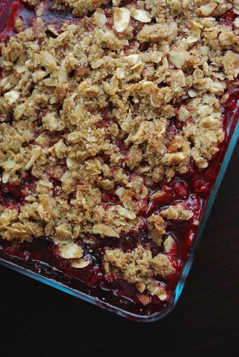 Cranberry Apple Crisp, Raspberry Crisp, Raspberry Rhubarb, Rhubarb Desserts, Easy Holiday Desserts, Rhubarb Crisp, Cranberry Apple, Raspberry Recipes, Dessert Aux Fruits